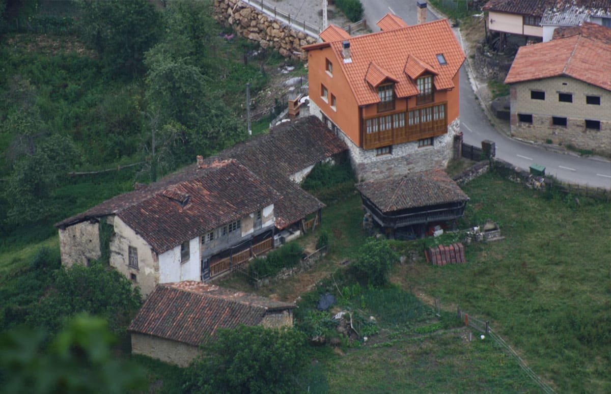 Vista aérea de los apartamentos rurales de Valdecarzana